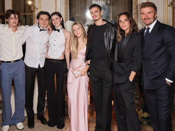 Tất cả thành viên dự show thời trang của Victoria Beckham hồi tháng 9/2024. Từ trái qua: Cruz, Brooklyn, Nicola, Harper, Romeo, Victoria và David. Ảnh: Instagram Brooklyn Beckham