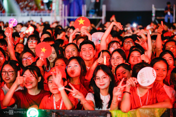 Khán giả cầm phụ kiện in hình cờ đỏ sao vàng tại concert Tổ quốc trong tim. Ảnh: Giang Huy