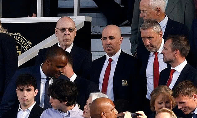 Ông chủ Avram Glazer (đeo kính) trong trận Man Utd thua Arsenal trên sân Old Trafford, thành phố Manchester, Vương quốc Anh, vòng 1 Ngoại hạng Anh ngày 17/8/2025. Ảnh: Reuters