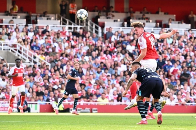 Viktor Gyokeres bay người đánh đầu ghi bàn trong trận Arsenal thắng Bilbao 3-0 trên sân Emirates, London, Anh ngày 9/8/2025. Ảnh: Arsenal FC