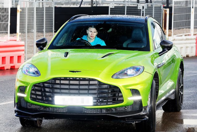 Haaland lái chiếc Aston Martin DBX 4x4 trị giá khoảng 472.000 USD. Ảnh: Eamonn & James Clarke