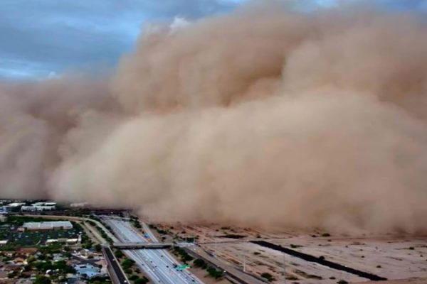 Bão bụi khổng lồ nhấn chìm thành phố Mỹ: Thảm họa thiên nhiên