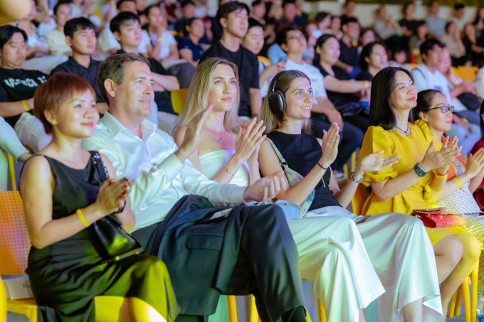 Khách Nga ngồi xem show tại Khánh Hòa. Ảnh: Alma Resrort Cam Ranh