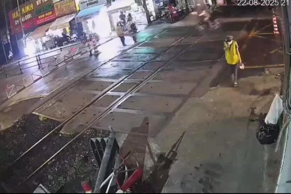 Nữ nhân viên cứu người khỏi đường ray tàu hỏa trong gang tấc