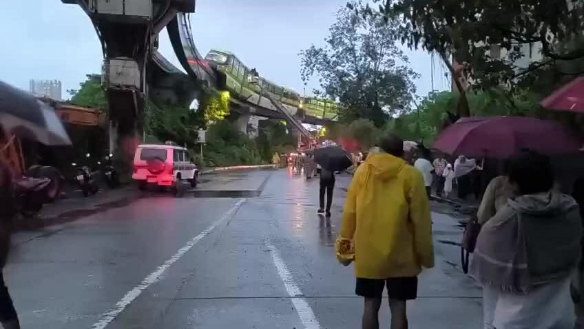 Hai tàu điện mắc kẹt giữa mưa lớn, gần 800 người được giải cứu