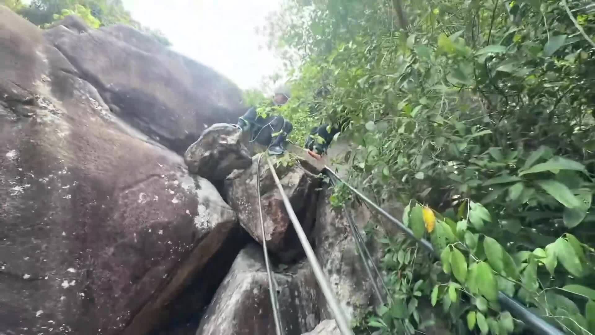 Hàng chục người tìm kiếm thanh niên nghi mất tích ở núi Hoàng Ngưu Sơn