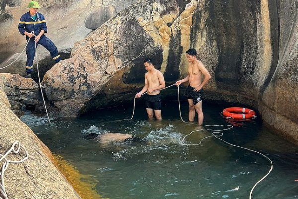 Tai nạn dã ngoại: Thiếu niên gặp nạn thương tâm dưới suối