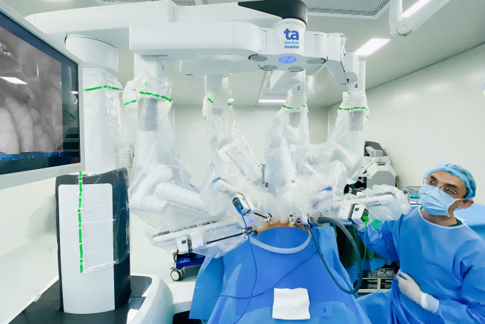 Phẫu thuật cắt tuyến tiền liệt bằng robot Da Vinci Xi cho ông Kiên. Ảnh: Bệnh viện Đa khoa Tâm Anh