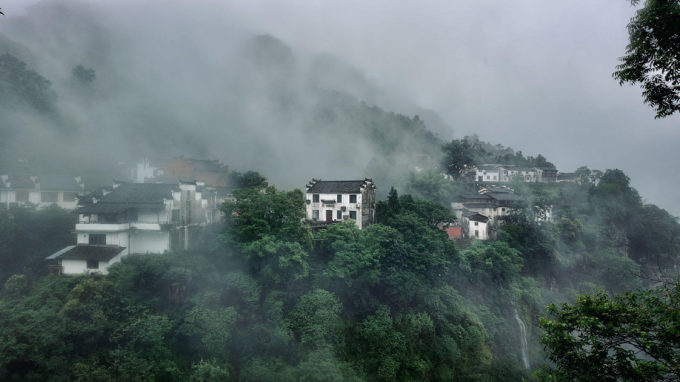 Hoàng Sơn với những mái nhà cổ kính trong sương. Ảnh: Travel Blogger Hà Hiển