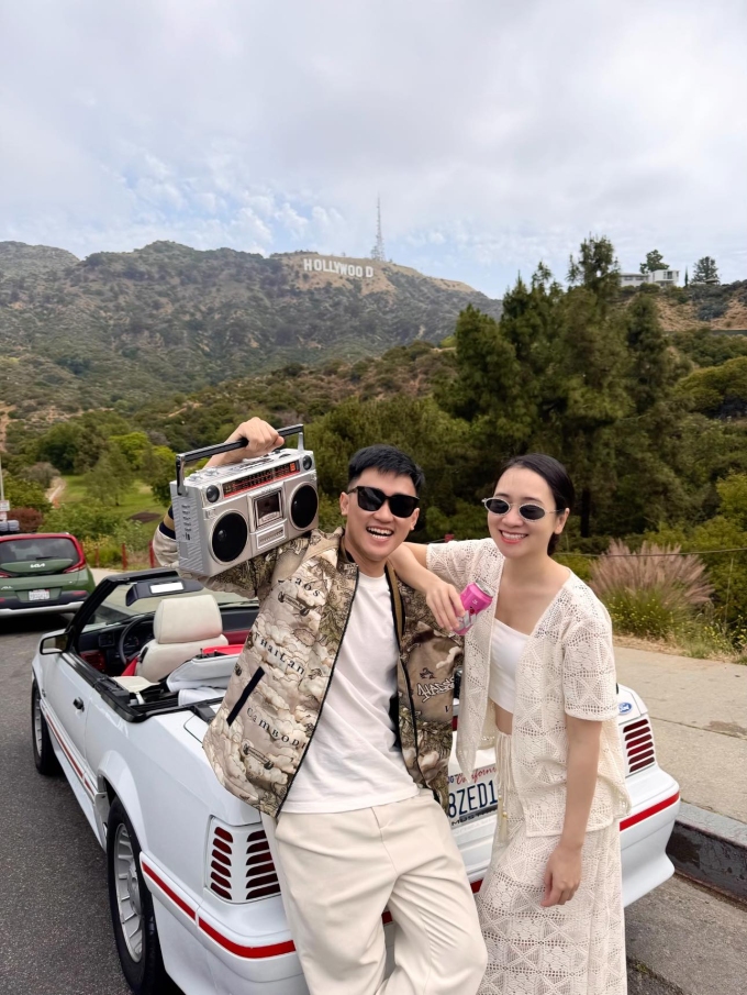 Vợ chồng Quỳnh Hoa chụp ảnh trước biểu tượng Hollywood tại Mỹ hồi tháng 6. Ảnh: NVCC