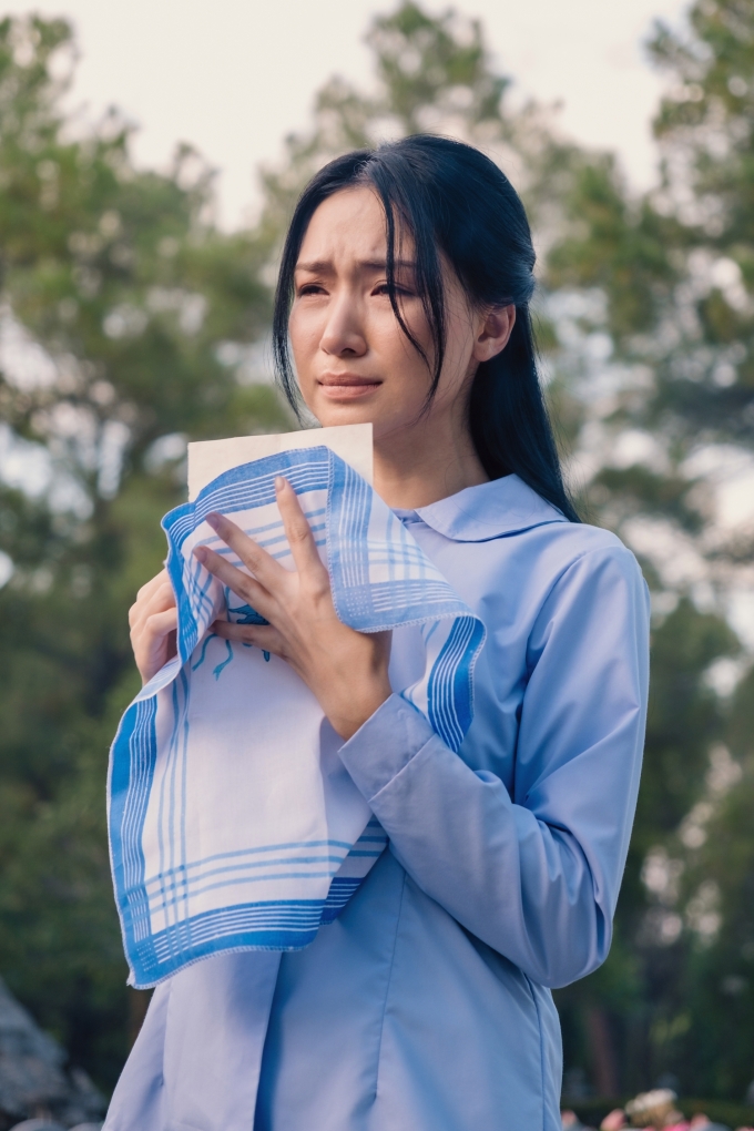 Áo xanh hòa bình và khăn mùi xoa thêu đôi chim là hình ảnh quen thuộc, gắn liền với người phụ nữ Việt thời kháng chiến và bao cấp. Ảnh: Nhân vật cung cấp