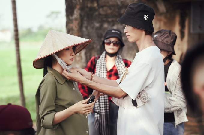 Stylist Khúc Mạnh Quân chuẩn bị trang phục cho Hòa Minzy trên trường quay. Ảnh: Nhân vật cung cấp