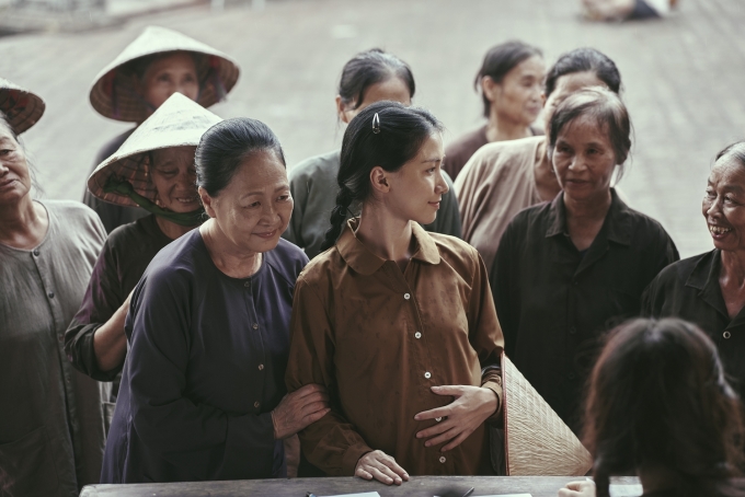 Áo cánh tông màu trầm trong MV tái hiện hình ảnh người dân miền Bắc trong thời kỳ cũ. Ảnh: Nhân vật cung cấp