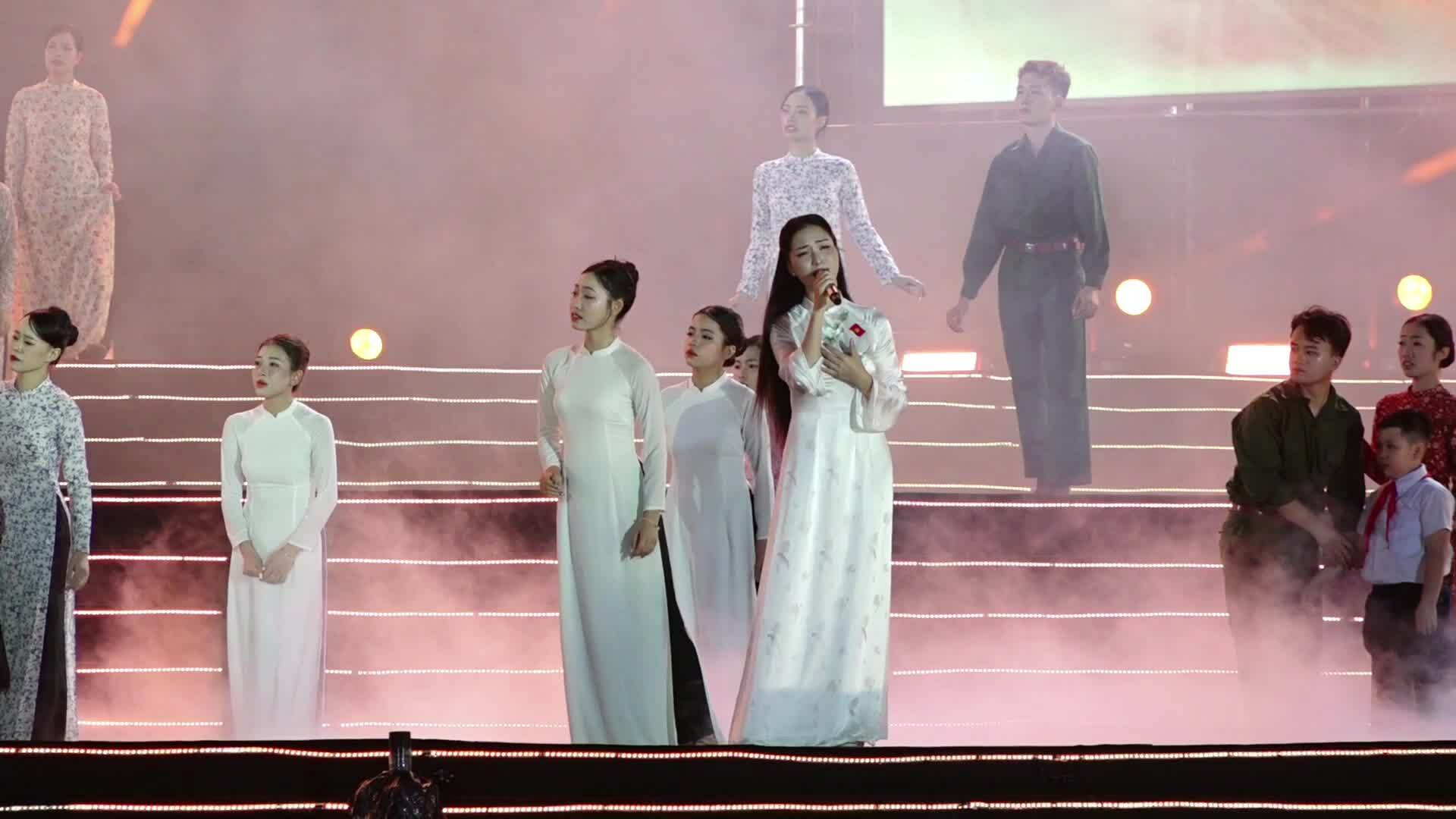 Hòa Minzy hát