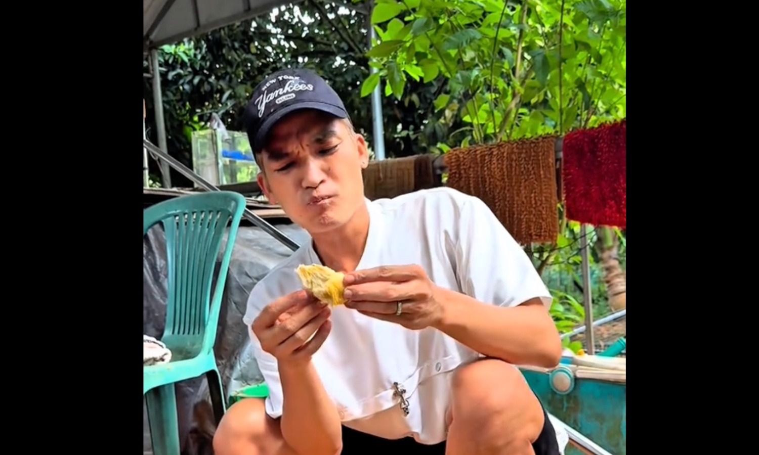 Hoài Linh thu hoạch sầu riêng vườn đãi Mạc Văn Khoa