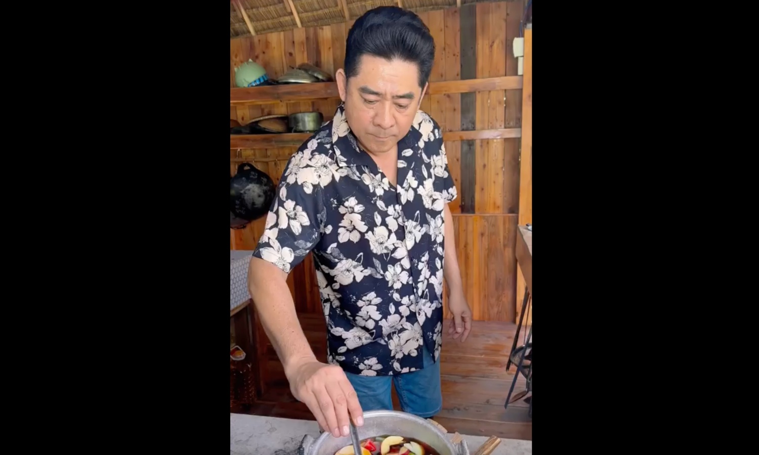 Huỳnh Anh Tuấn làm món cá hồi ngâm tương và trứng lòng đào, quay trước khi anh lâm bệnh