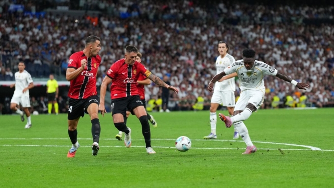 Vinicius (phải) ghi bàn nâng tỷ số lên 2-1, trong trận gặp Mallorca, trên sân Bernabeu, Madrid, Tây Ban Nha hôm 30/8. Ảnh: Reuters
