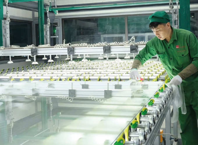 Nhân viên Hai Long Glass đang kiểm tra chất lượng kính. Ảnh: Hai Long Glass