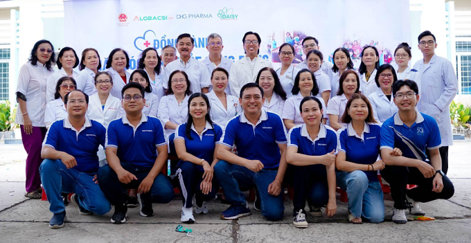 Tập thể DHG Pharma, AloBacsi và Daisy Media mang y tế đến gần hơn với bà con vùng biên. Ảnh: DHG Pharma