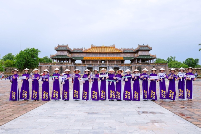 Áo dài tím truyền thống nổi bật tại Đại Nội Huế, hưởng ứng chiến dịch 2.222 nhà thuốc. Ảnh: LC
