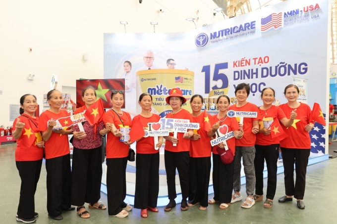 Nhiều người lớn tuổi cũng tới tham quan triển lãm và chụp ảnh check-in tại gian hàng của thương hiệu ở triển lãm. Ảnh: Nutricare