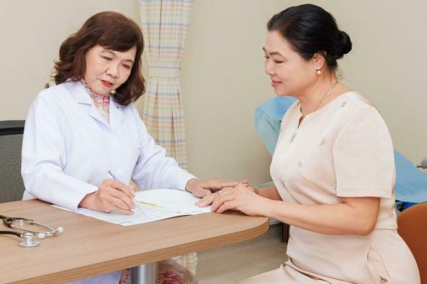 Giảm cơn bốc hỏa tuổi mãn kinh: Mẹo và lời khuyên