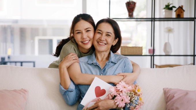 Yêu thương và giữ bản thân khỏe mạnh cũng là món quà ý nghĩa cho người thân yêu. Ảnh: Shutterstock