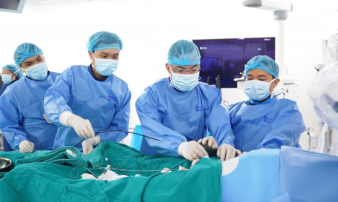 Êkíp can thiệp tái thông mạch vành cho người bệnh. Ảnh: Bệnh viện Đa khoa Tâm Anh