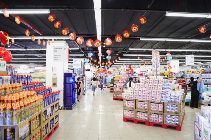 Nhiều mặt hàng áp dụng mức giảm giá lên đến 50%. Ảnh: Lotte Mart