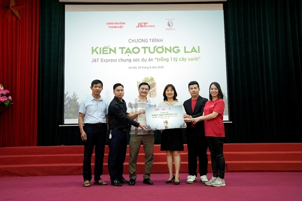 Ông Trình Quốc Thắng, Phó chủ tịch UBND phường Thanh Liệt cùng Ban Quan lý Đầu tư - Hạ tầng phường Thanh Liệt (áo kẻ, giữa) nhận bảng tượng trưng từ Đại diện Trung tâm Truyền thông Tài nguyên và Môi trường và công ty J&T Express Việt Nam (ngoài cùng bên phải). Ảnh: J&T Express Việt Nam