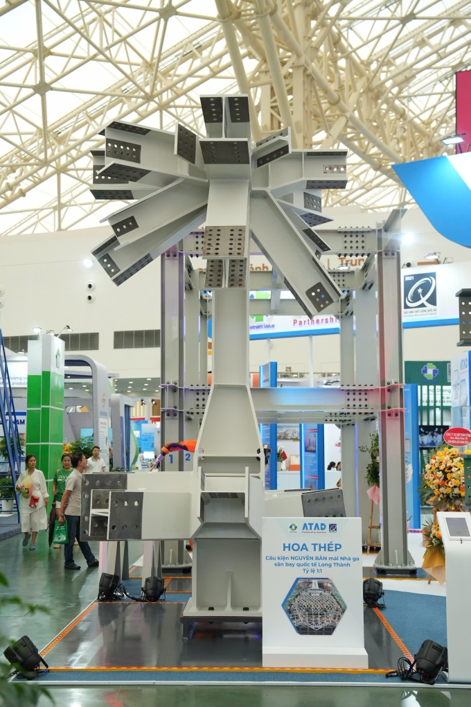 Khu trưng bày hoa thép và mock-up H-Grade. Ảnh: ATAD