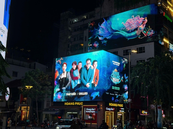 Loạt quảng cáo ngoài trời của concert Siren Calling xuất hiện tại phố đi bộ Nguyễn Huệ. Ảnh: Starbucks