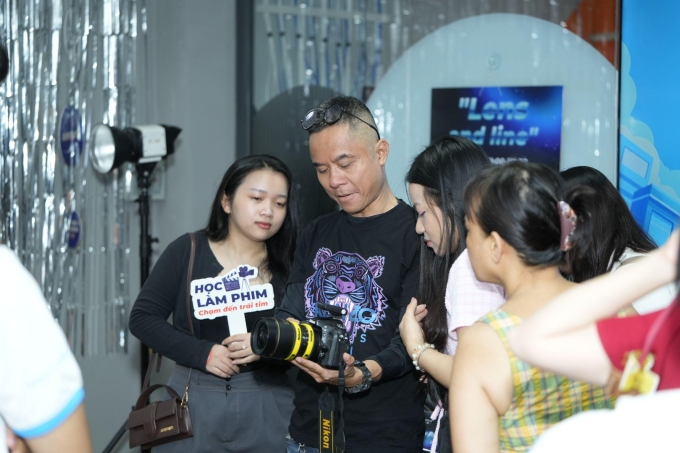 Các bạn trẻ tham gia sự kiện được hướng dẫn bức ảnh. Ảnh: FPT Arena Multimedia