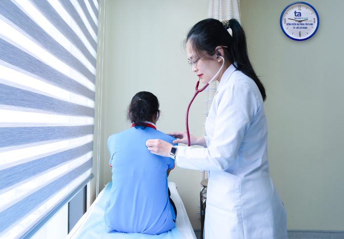 Bà Ba đến tái khám với bác sĩ Anh Thư. Ảnh: Bệnh viện Đa khoa Tâm Anh