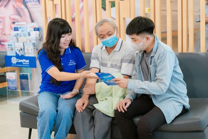 Người dân đăng ký tham gia chương trình tầm soát gan. Ảnh: LC