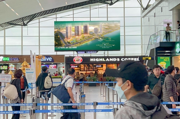 Màn hình LED kích thước lớn tạo ấn tượng thị giác tại cảng HKQT Đà Nẵng. Ảnh: Bizman