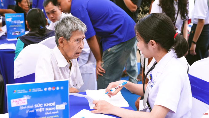 Bà con được thăm khám, nhận thuốc miễn phí và hướng dẫn cách nhận biết, phòng ngừa bệnh. Ảnh: LC