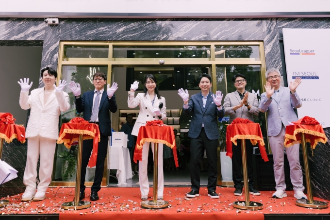 Lãnh đạo, khách mời cắt băng khánh thành tòa nhà mới, sáng 16/8. Từ phải qua: ông Hong Seong Beom - Chủ tịch Seouleaguer; ông Lee Jeong Hoon - Viện trưởng bệnh viện thẩm mỹ Seouleaguer; ông Seo Taewan - đại diện Daewon Việt Nam; bà Jang Hyang Mi - CEO Muse Clinic Vietnam; ông Jeong Jun Gyu - Giám đốc Tổ chức xúc tiến thương mại và đầu tư của Chính Phủ Hàn Quốc tại TP HCM; nhà sáng tạo nội dung Binixxam. Ảnh: Muse Clinic