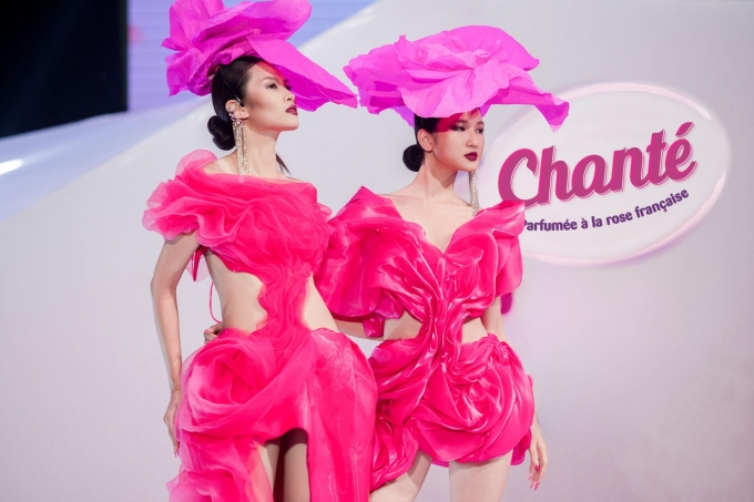 Các thí sinh Vietnam’s Next Top Model 2025 đã vượt qua thử thách đúng tinh thần ngã cũng phải thanh lịch. Ảnh: Chanté