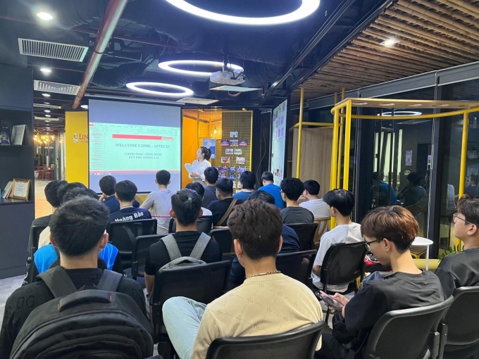 Các bạn trẻ theo học lập trình viên quốc tế tại Aptech. Ảnh: Aptech