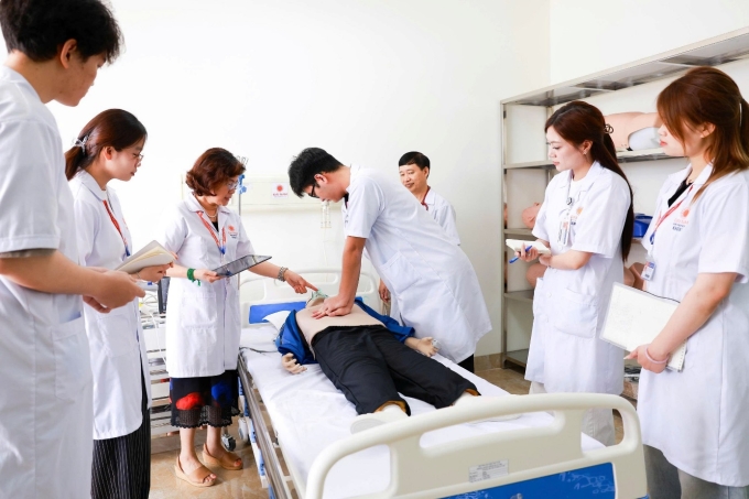 Sinh viên Y khoa, Điều dưỡng học thực hành trong trung tâm tiền lâm sàng. Ảnh: Trường Đại học Đại Nam
