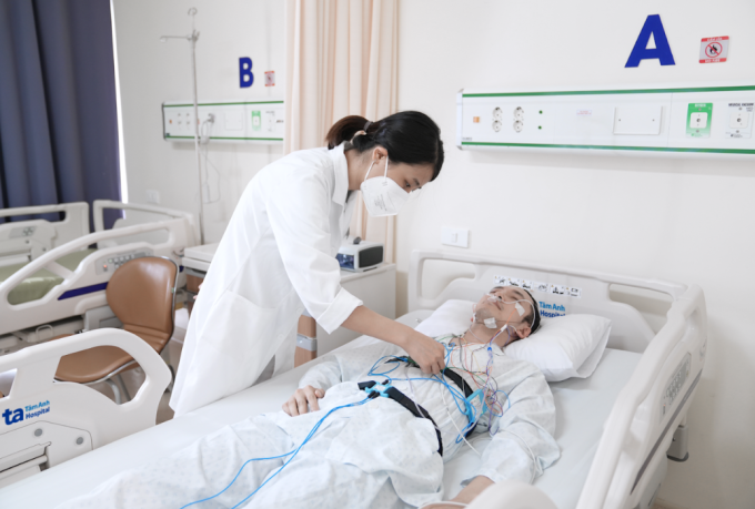 Bác sĩ Thơm thực hiện đo đa ký giấc ngủ, kiểm tra tình trạng ngưng thở khi ngủ. Ảnh: Bệnh viện Đa khoa Tâm Anh