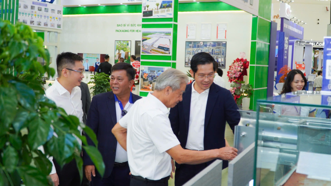 Ông Hồ Nghĩa Dũng (hàng đầu bên trái) tham quan gian hàng Tôn Nam Kim. Ảnh: TNK