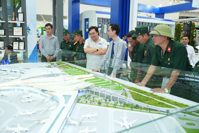 Người dân tham quan mô hình sân bay quốc tế Long Thành. Ảnh: ATAD