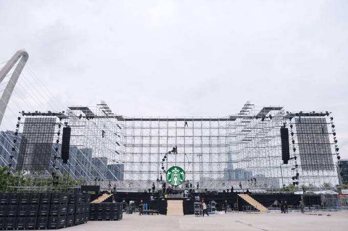 Sân khấu đang được dàn dựng hoành tráng để đón tiếp khán giả. Ảnh: Starbucks