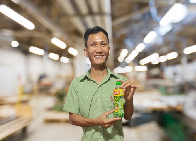 Anh Nguyễn Xuân Trung (xã Xuân Lộc, Đồng Nai) may mắn trúng 100 triệu đồng nhờ uống Trà Xanh Không Độ. Ảnh: Trà Xanh Không Độ