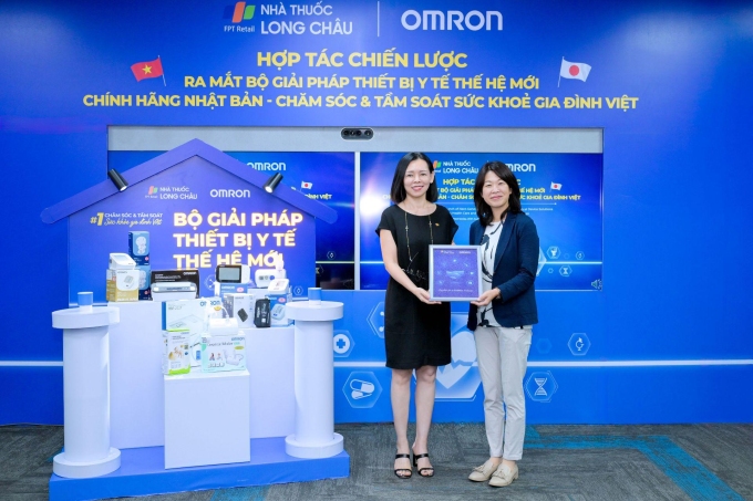 Không gian trưng bày chuỗi thiết bị y tế Omron tại buổi ký kết hợp tác. Nhiều năm nay, thương hiệu Nhật gây tiếng vang ở lĩnh vực thiết bị theo dõi và chăm sóc sức khỏe tại nhà. Sản phẩm được tin dùng ở 130 quốc gia, nổi bật là máy đo huyết áp, máy xông khí dung, máy trị liệu giảm đau... Ảnh: LC