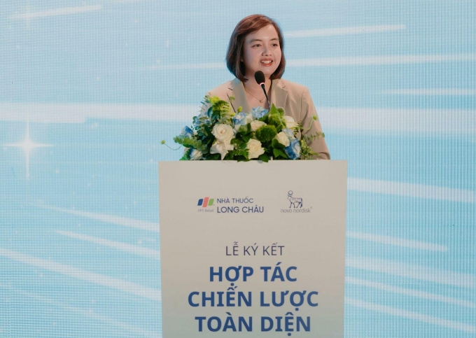 Bà Nguyễn Đỗ Quyên phát biểu tại sự kiện. Hưởng ứng Nghị quyết Bộ Chính trị về chăm sóc sức khỏe, bà nói Long Châu tiếp tục hợp tác đối tác toàn cầu xây dựng nền tảng y tế, đưa tiến bộ y khoa đến gần hơn với người Việt. Ảnh: LC