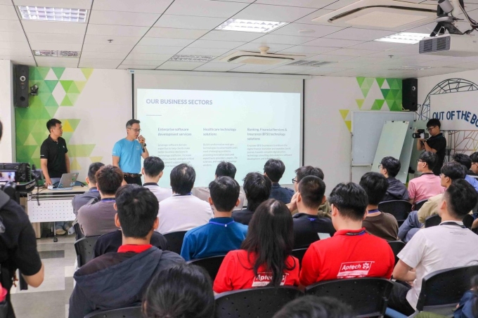Sinh viên Aptech nghe chia sẻ từ lãnh đạo doanh nghiệp. Ảnh: Aptech