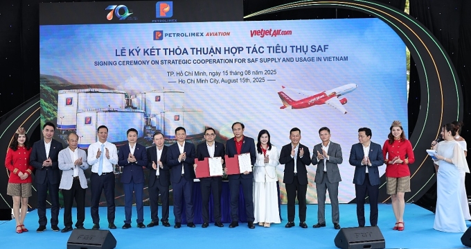 Ký kết thỏa thuận hợp tác tiêu thụ SAF giữa Petrolimex Aviation và Vietjet.